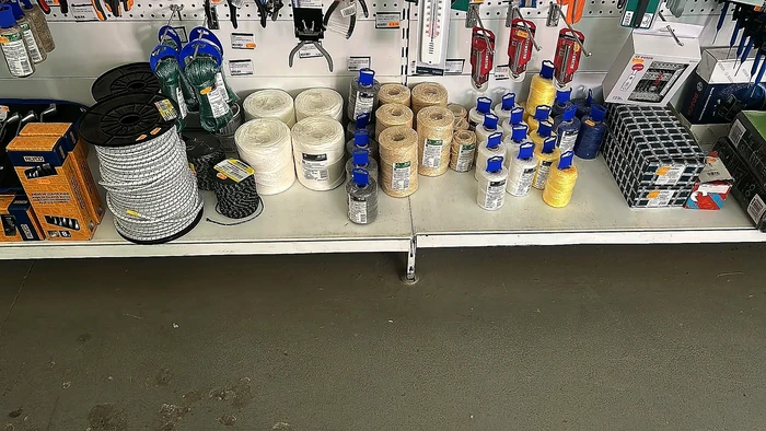 Cuerdas, hilos y bridas en bobinas