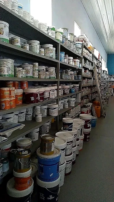 Estanterías con stock de pinturas y esmaltes
