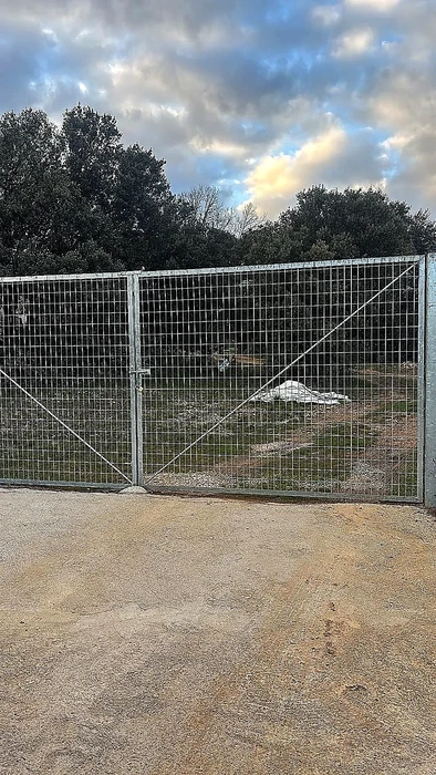 Vallado y puerta de malla galvanizada